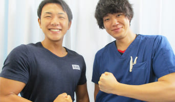 かがやき鍼灸整骨院に来院する患者様とスタッフ