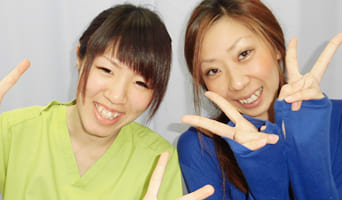 かがやき鍼灸整骨院に来院する患者様とスタッフ