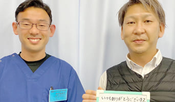 かがやき鍼灸整骨院に来院する患者様とスタッフ