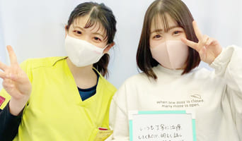 かがやき鍼灸整骨院に来院する患者様とスタッフ