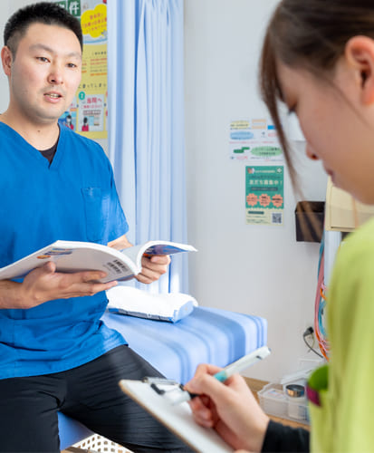 かがやき鍼灸整骨院のスタッフが勉強・研究をしている